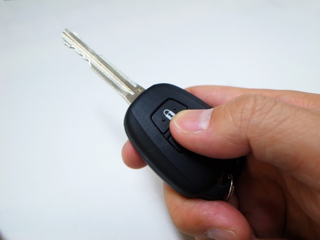 車の鍵をスペアとして作成しておきたいと考えているユーザーも多いでしょう。
ディーラーにスペアキーを作成依頼すれば確実ですが、費用がかかってしまうため、少しでも安く合鍵を作成できないものかと考えてしまいます。

今回は、車の合鍵の作成を現在使用している鍵を基に持ち込みで作成可能かどうか？またそのリスクについて解説します。